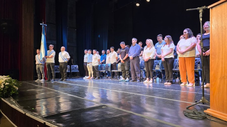 Los alumnos que terminaron el bachiller que dicta la UTN FRRa sobre el escenario del Teatro Lasserre.