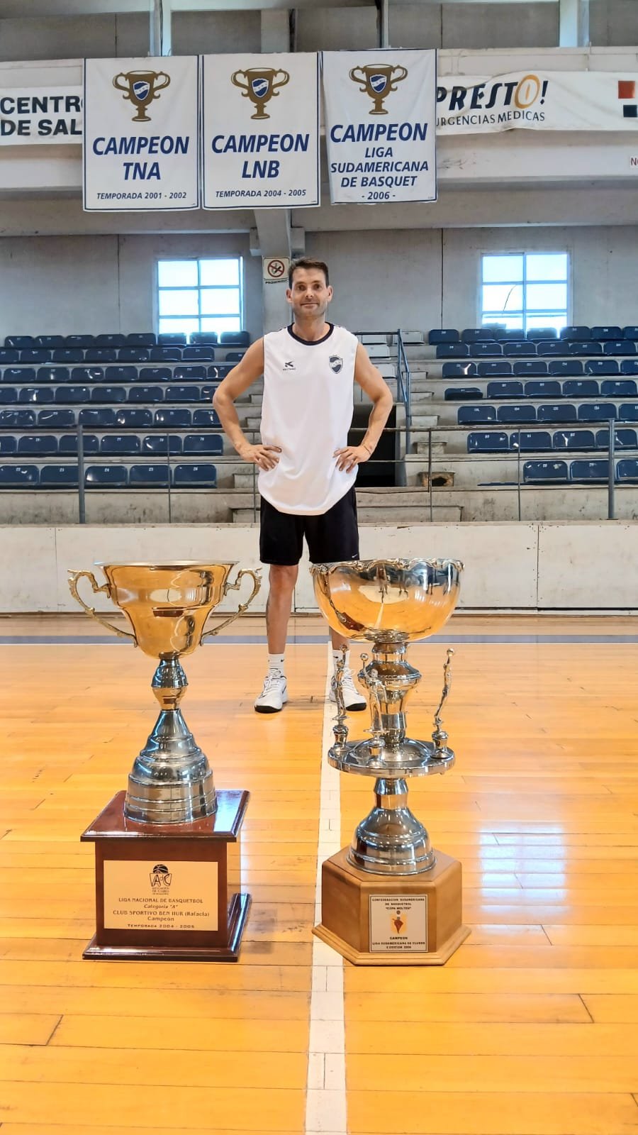 VUELTA AL COLISEO. Foto con los trofeos que ganó como jugador en la BH.