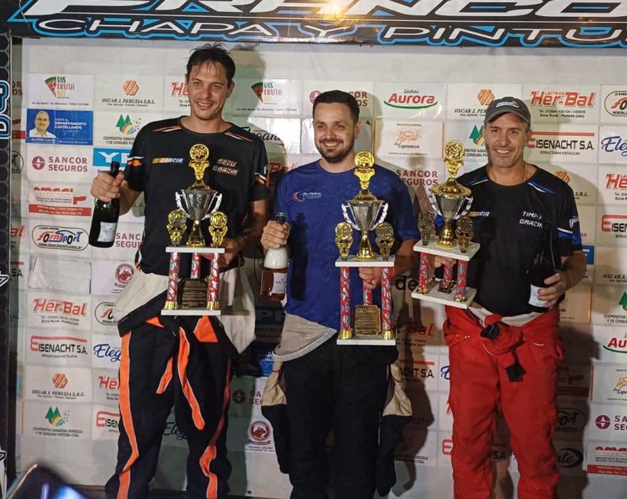 Ezequiel García (2°), Agustín Bonomo (1°) y Mariano García (3°) en el podio de Vila.