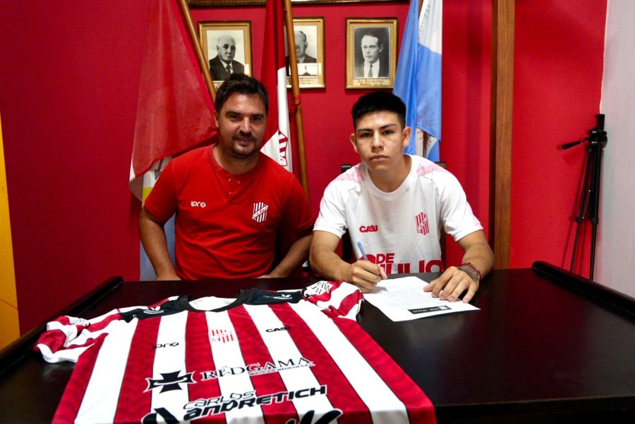 DAVID RAMIREZ. Firmó su vínculo con 9 de Julio junto al Manager Maximiliano Zbrun.