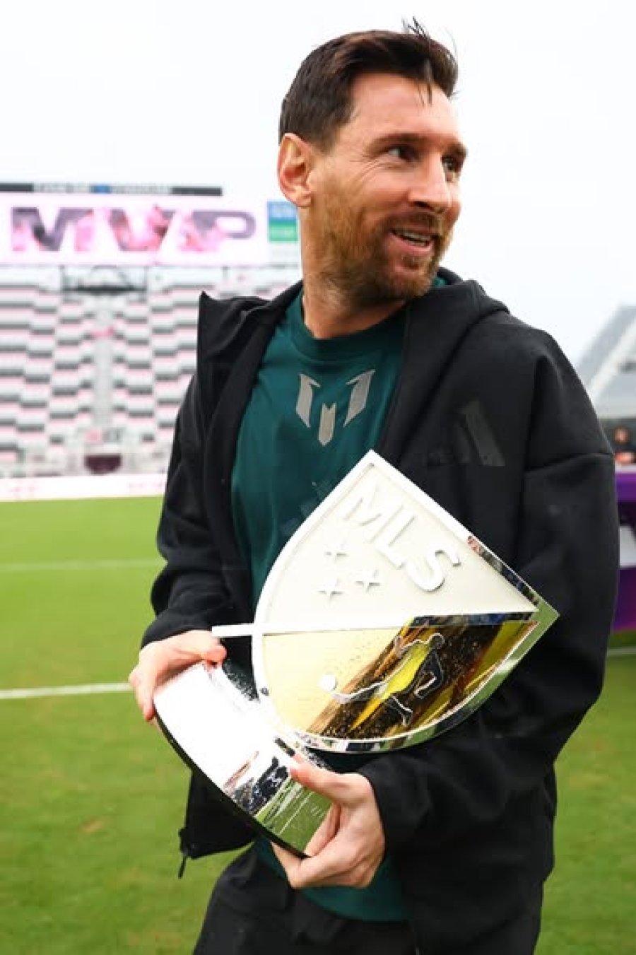 CANTADO. El astro argentino con el trofeo.