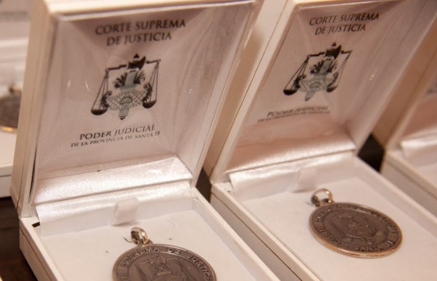 Las medallas que la Corte Suprema de Justicia de Santa Fe entregará este miércoles a los graduados con mejores promedios de las facultades de Abogacía de la Provincia.