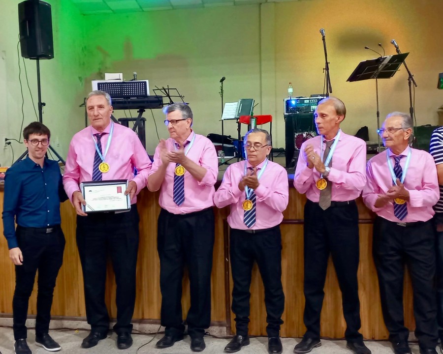 Lucas Fresneda  y los integrantes de Agrupación Gerardo.