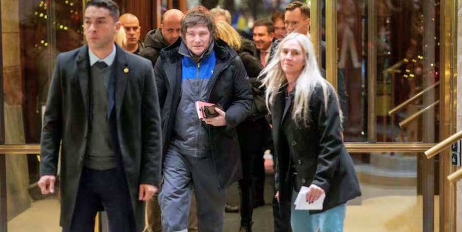 CON EL MAMELUCO. Javier Milei llegó a Oslo para la ceremonia de los Premios Nobel vestido con el overol de YPF.