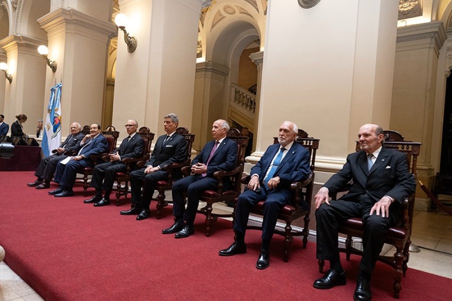 Los integrantes de la Corte Suprema junto a los camaristas que mandaron a prisión a los jefes de la Junta Militar.