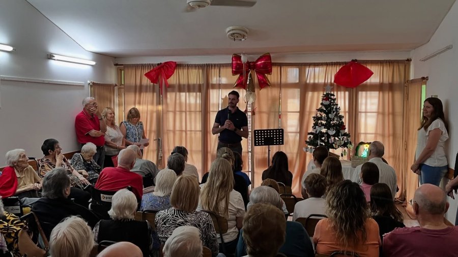 Gonzalo Aira brinda un mensaje a los asistentes a la ceremonia.