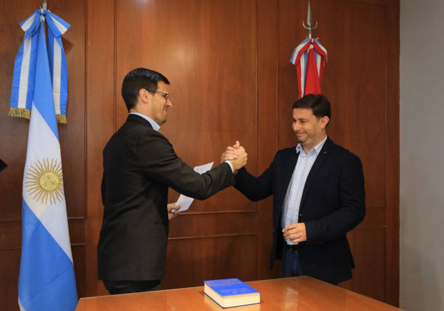CAMBIO DE ROLES. Viotti le tomó juramento a Morel, quién dejó el área de deportes y asumió al frente de la Secretaría de Desarrollo Humano y Salud.
