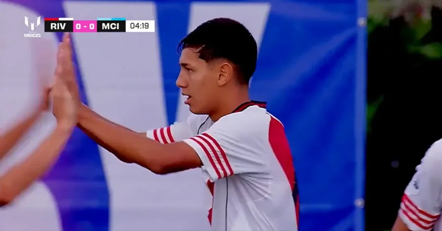 Festejo de gol de Felipe López.