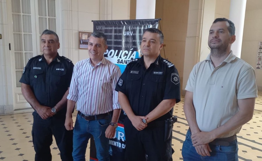 El director de Seguridad en Eventos Masivos, Fernando Peverengo y el jefe de la Unidad V, Carlos Pagano, entre otros, al dar detalles del operativo.