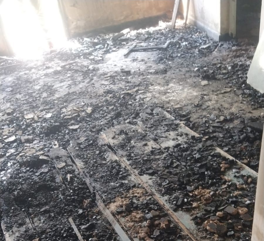 El incendió causó la caída de parte del techo y quemó todo lo que había en distintos espacios.