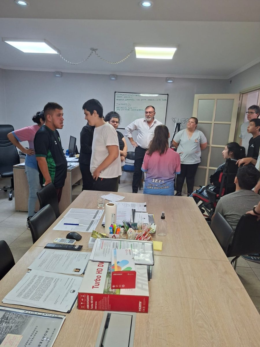 En la Municipalidad fueron recibidos por el intendente, Oscar Martínez.
