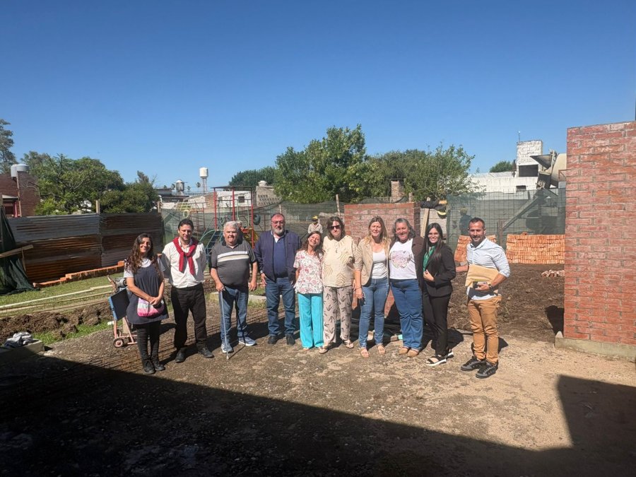 Las autoridades en el predio de la obra.
