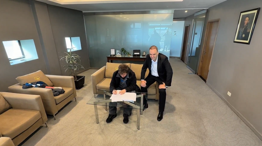 Tras regresar de Oslo y acompañado por el jefe de Gabinete, Manuel Adorni, el presidente Javier Milei firmó el proyecto de Modernización Laboral.