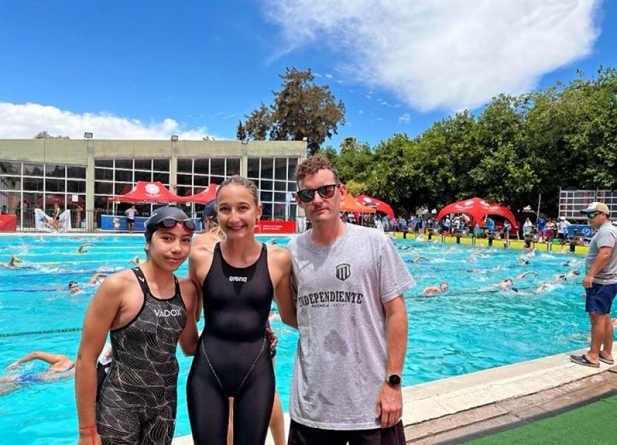 EN SAN JUAN. Las representantes de Independiente y el entrenador Santiago Bacci.