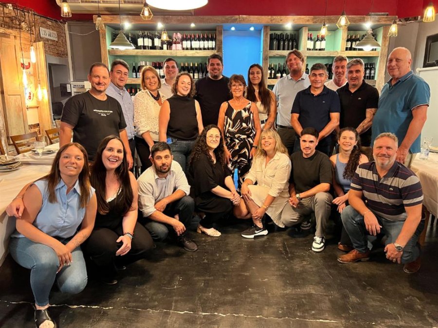 DIRIGENTES. Los integrantes de la Comisión de Comercio & Servicios durante la última reunión plenaria del año.