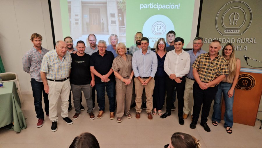 ASAMBLEA. Leonardo Alassia junto a los integrantes de la Comisión Directiva de Sociedad Rural para los próximos dos años.