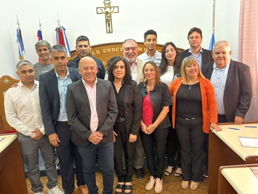 Los integrantes del Cuerpo Legislativo junto al Intendente.