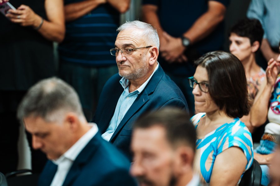 Alcides Calvo ubicado detrás de Fernando Cattaneo y José Delmastro.