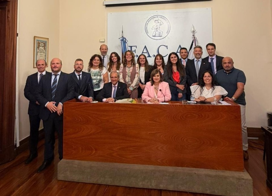 La Dra. Mariel Tschieder junto al resto de los integrantes de la Comisi&oacute;n Directiva de FACA. (FOTO FACA)