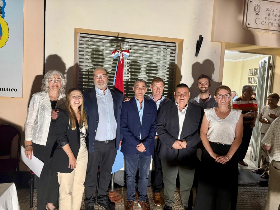 La nueva comisión comunal junto a los representantes del Senador.