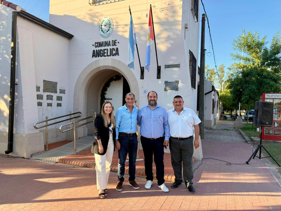 Bárbara Chivallero, Sebastián Ballina, Marcos Andrés y José Luis Rosetto, frente a la Comuna.