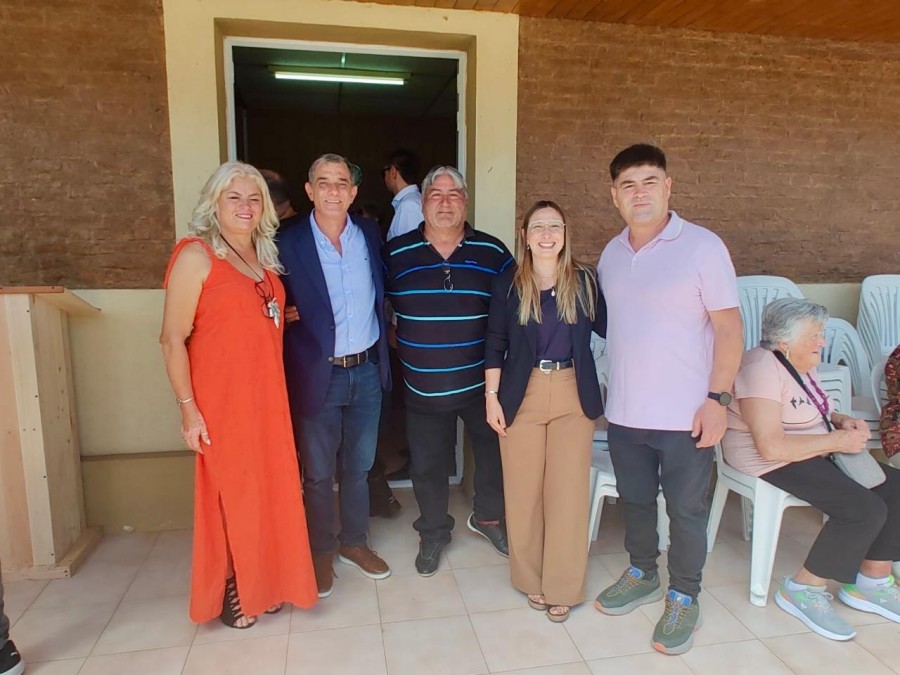 Los representantes del Senador, la nueva presidente comunal y miembros de la Comisión.