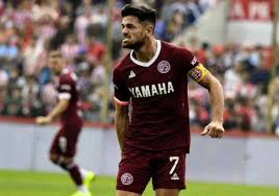 Acosta, triste por la decisión que tomó Lanús con respecto a su retiro.