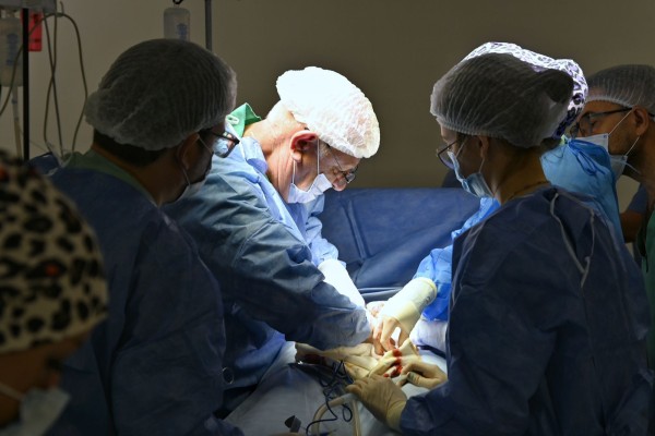 Mientras se trasladaban pacientes, el Hospital Jaime Ferré realizó su primera cirugía y activó todos sus servicios