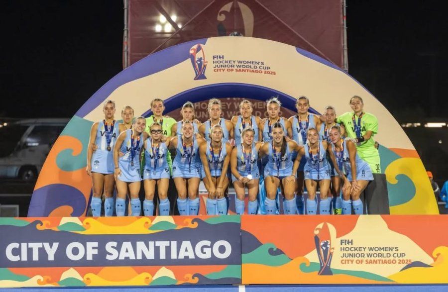 GRAN TORNEO. Las chicas junior con sus medallas.