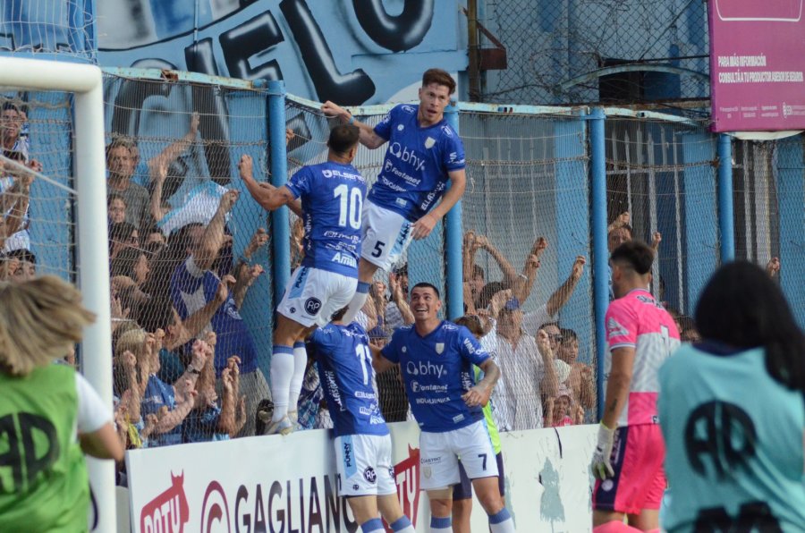 COLGADO DEL TEJIDO. Soloa luego de convertir festeja con los hinchas.