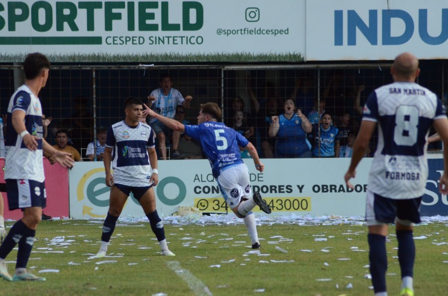 CON TODA LA FE. Fue a buscar y meti&oacute; el gol del ascenso.