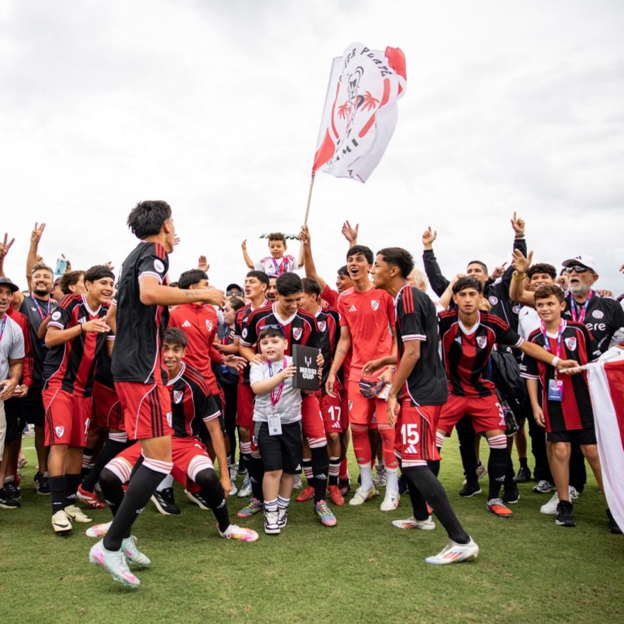 PIBES CAMPEONES. El festejo de los jugadores de River.