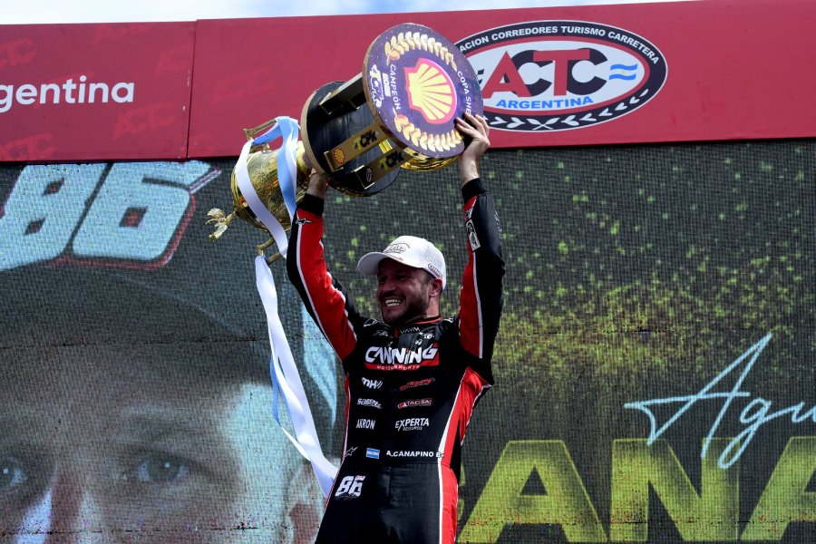 Agustín Canapino levanta el trofeo luego de consagrarse en las TC Pick Up.