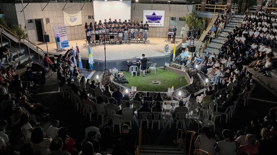 Los egresados y el p&uacute;blico en el anfiteatro.