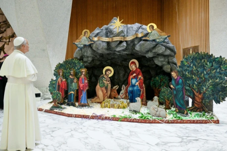 El Papa observa el pesebre llegado de Costa Rica.