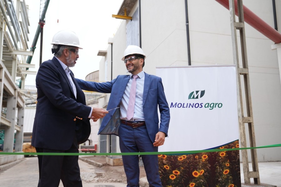 El gobernador Maximiliano Pullaro junto al presidente de MOA, Luis P&eacute;rez Companc, en la planta de la ciudad de San Lorenzo.  (FOTO SCS)