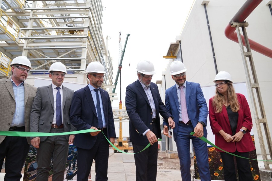 El gobernador Pullaro junto a autoridades de Molinos Agro durante el corte de cintas. (FOTO SCS)