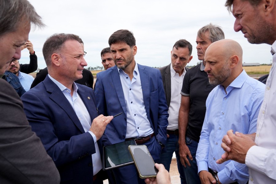 El gobernador Pullaro junto a los ministros Puccini y Enrico durante las recorridas por distintas obras en la zona de Rosario. (SCS)