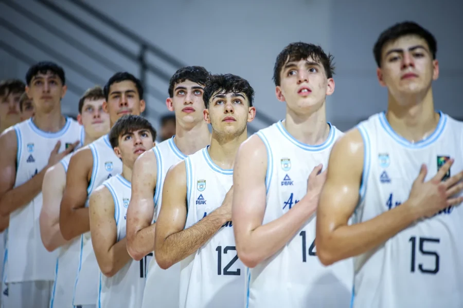 BUEN TORNEO. Fessia (N&deg; 12) y sus compa&ntilde;eros.