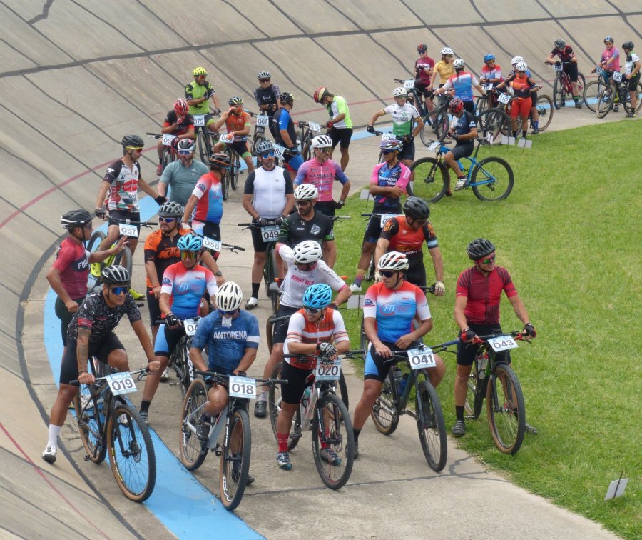PREPARANDOSE. Momentos previos a la largada.