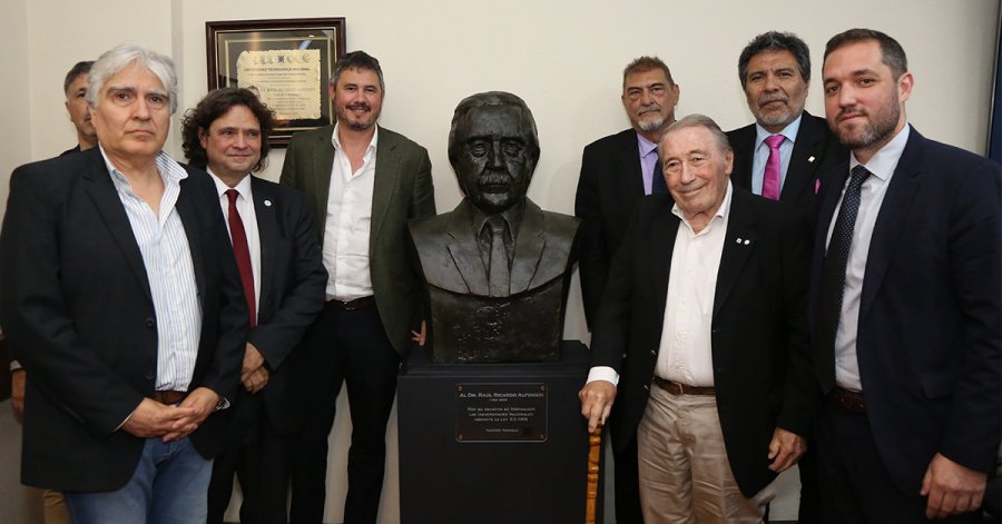 Autoridades de la UTN y ex colaboradores de Ra&uacute;l Alfonsin junto al busto en homenaje al ex presidente de la Naci&oacute;n.