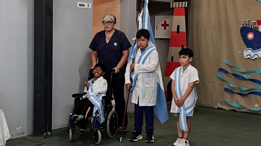 Abanderado y escoltas durante el acto.