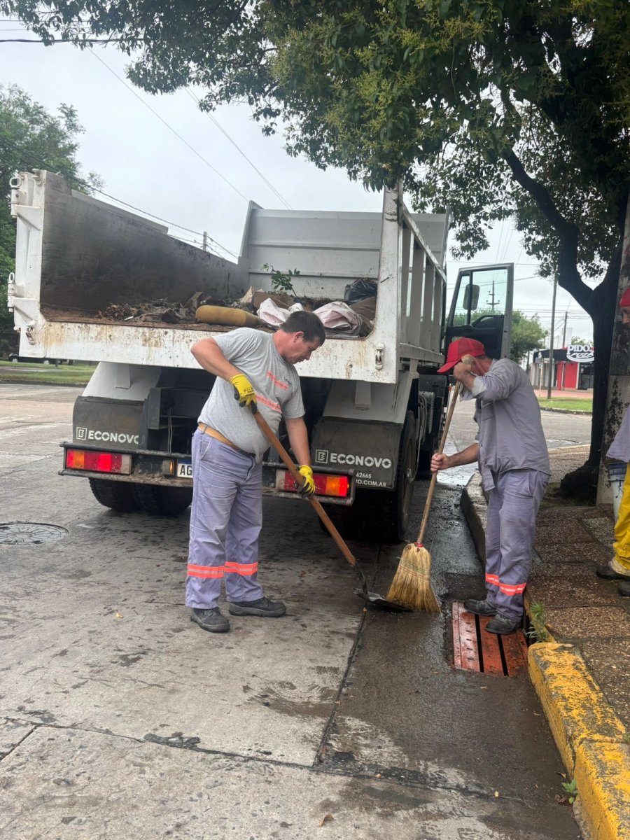 TAREAS DE LIMPIEZA. Personal municipal trabaj&oacute; en la limpieza de bocas de tormenta y en sectores de la calzada donde el agua permanec&iacute;a acumulada en distintos sectores de la ciudad.