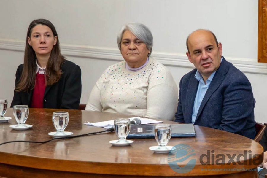 CAMBIO DE MANDO. Mar&iacute;a Laura L&oacute;pez -izquierda- ser&aacute; la sucesora de Delia Colucci -en el medio- al frente de la Regional III de Educaci&oacute;n a partir del 1 de enero del 2026.