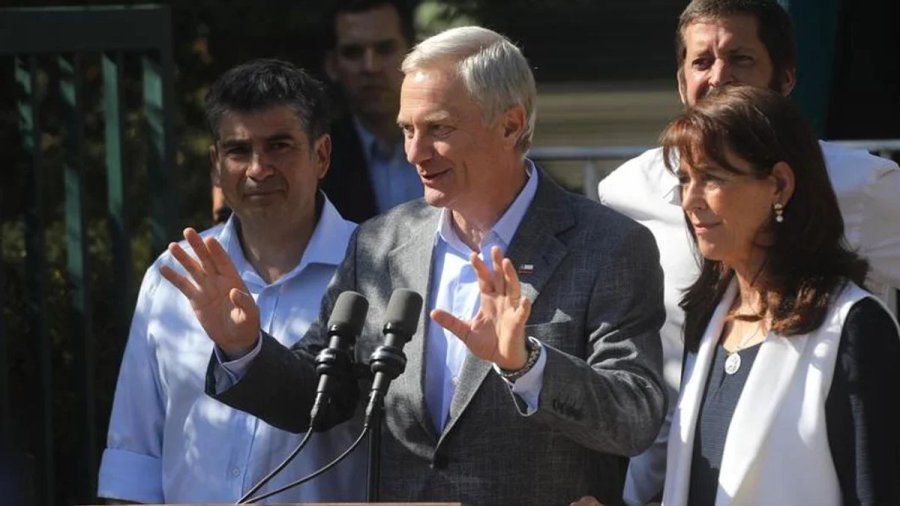 PRIMER ENCUENTRO CON MILEI. El l&iacute;der ultraderechista se impuso ayer en el balotaje con cerca del 60% de los votos y asumir&aacute; el 11 de marzo.