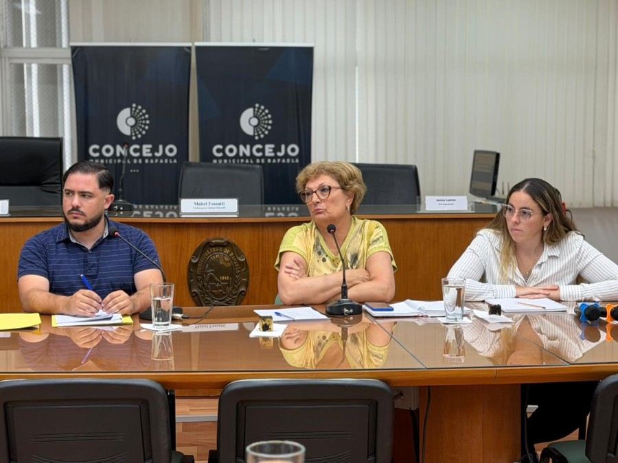 La presidenta del Concejo, Mabel Fossatti, junto a Federico Audagna y Janisse Lamas durante el debate del proyecto de LLA sobre el monto de las dietas. (PRENSA CONCEJO)