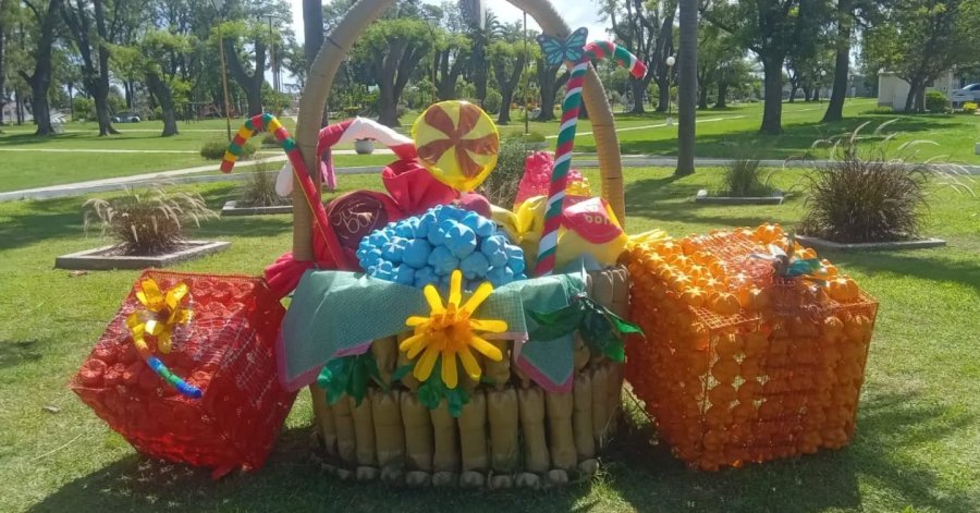 El paseo p&uacute;blico embellecido con esta canasta festiva.