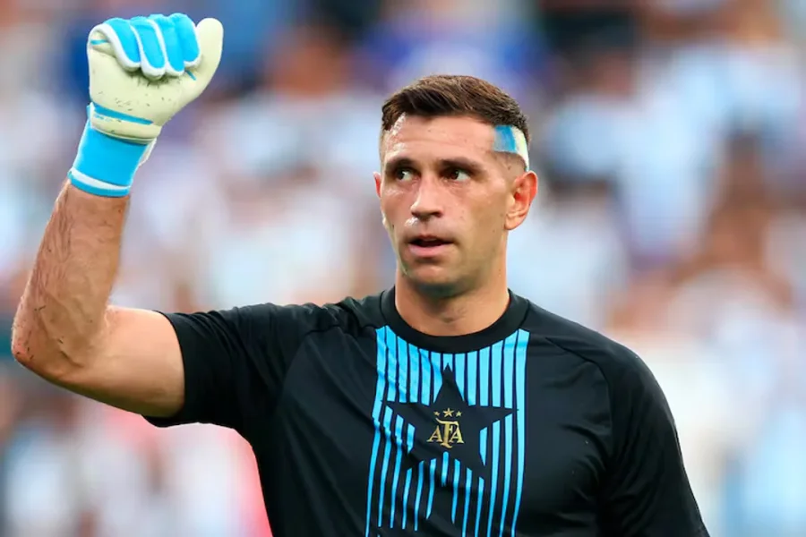 El arquero Emiliano "Dibu" Mart&iacute;nez aspira a quedarse con el premio.