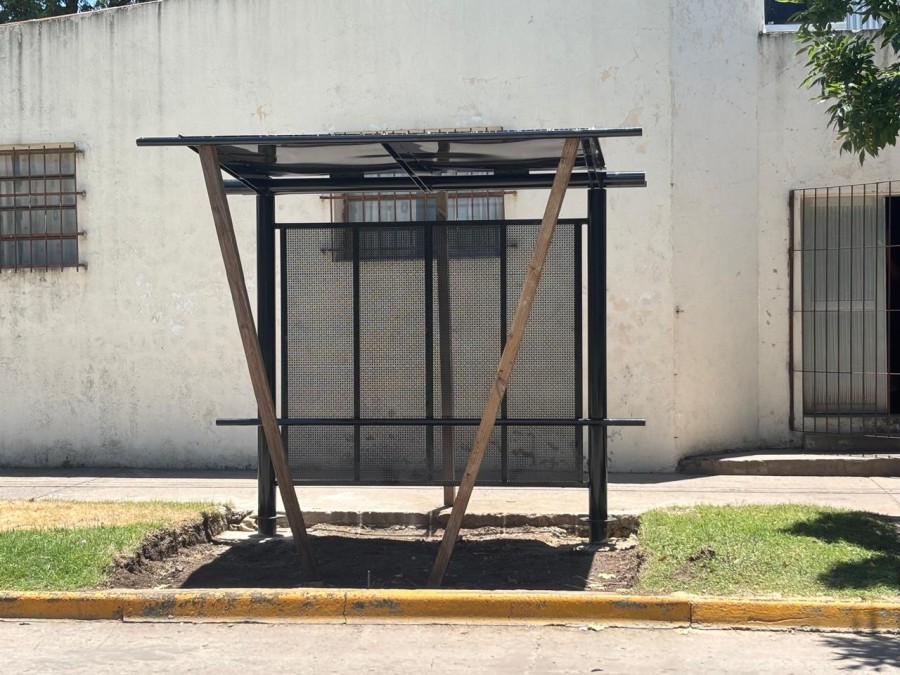 El Municipio comienza con la instalaci&oacute;n de nuevas garitas para el transporte p&uacute;blico.
