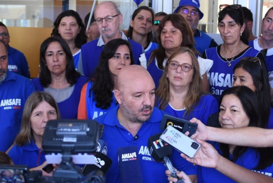 FUERTE RECLAMO DE AMSAFE. Alonso encabez&oacute; una conferencia de prensa en el Ministerio de Trabajo, donde cuestion&oacute; los aumentos por debajo de la inflaci&oacute;n y denunci&oacute; el cierre de las paritarias.